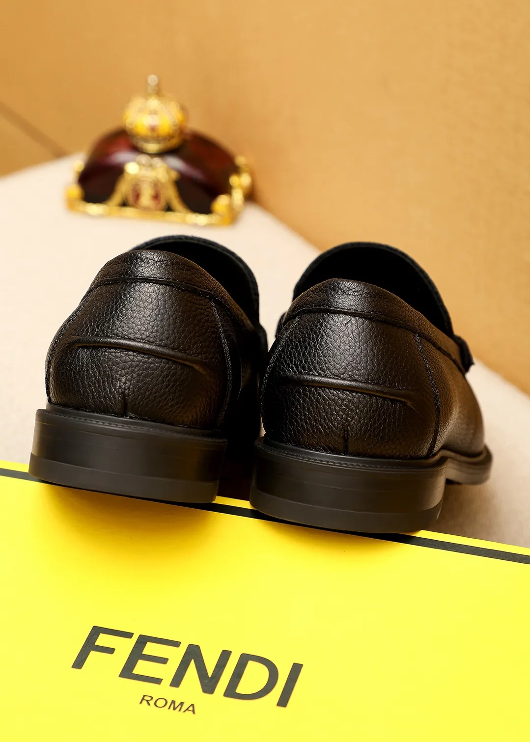 Men's shoes 💰460 💐 Product trademark: FENDI [Fendi] casual leather shoes Regular size: 38-44 (45🉑️customized) Product materials: Selected imported first-layer cross-grain cowhide leather upper + luxury hardware buckle, imported cowhide lining. Strong three-dimensional visual effect, original outsole color: 1⃣️color optional